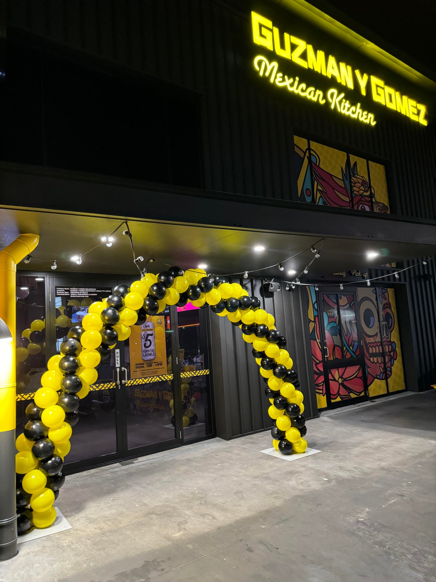 Large Curved Spiral Balloon Arch (5m span)