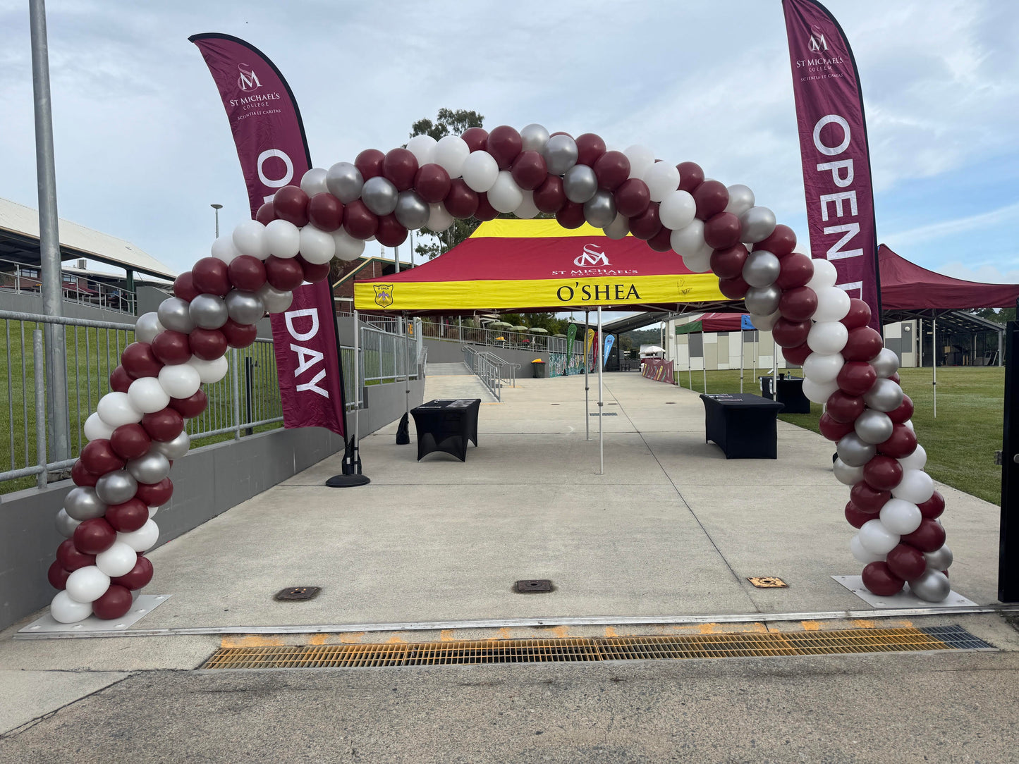 Large Curved Spiral Balloon Arch (5m span)